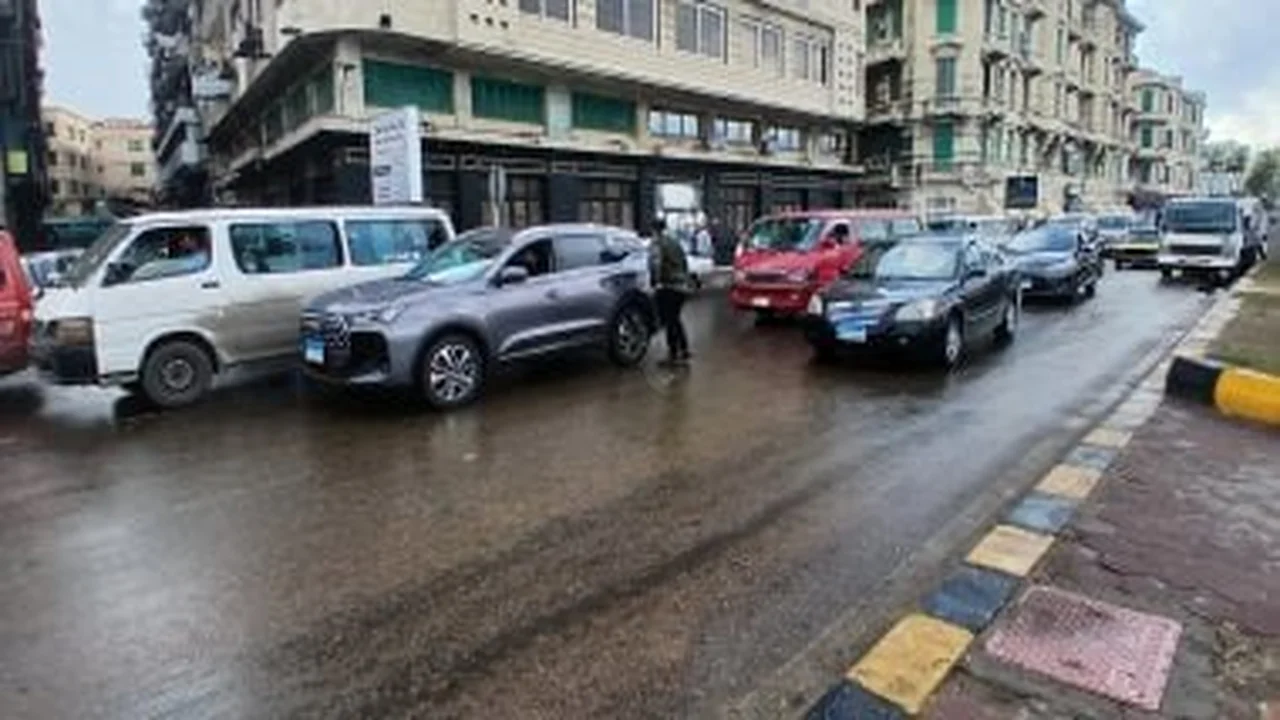 عدم استقرار جوي وأمطار متفرقة ورياح نشطة تسيطر على طقس اليوم